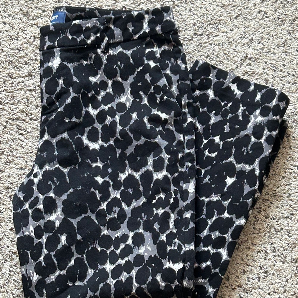 Old Navy Black and Gray Leopard Print Leggings